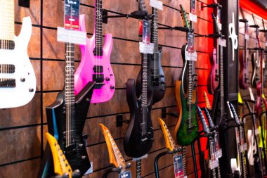 BANGKOK, THAILAND, 12-Aug-2022: Gitar dükkanı, gitarlar, pop rock sanatçısı şarkısı ve eğlence enstrümanı.