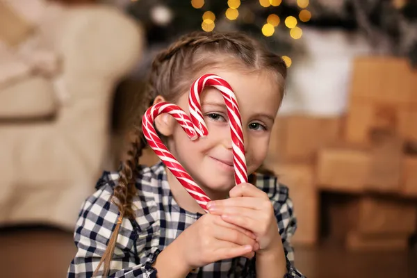 Chica Joven Feliz Comiendo Una Piruleta Cerca Del Árbol Navidad — Foto de Stock