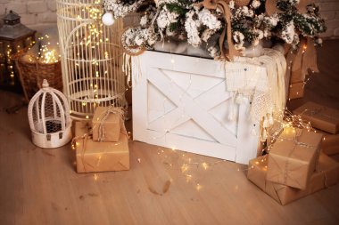  Süslü noel ağacının yanındaki tahta fenerler. Işık saçan çelenkleri ve hediyeleri olan büyük fenerler odada duruyor. Noel oturma odası fenerlerle süslenmiş. Rahat Xmas ev dekorasyonu.