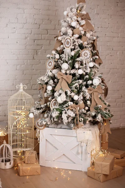 Weihnachtsbaum Mit Spielzeug Kugeln Und Lichtergirlanden Geschmückt Schön Geschmückter Weihnachtsbaum — Stockfoto