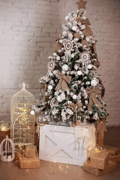Weihnachtsbaum Mit Spielzeug Kugeln Und Lichtergirlanden Geschmückt Schön Geschmückter Weihnachtsbaum — Stockfoto