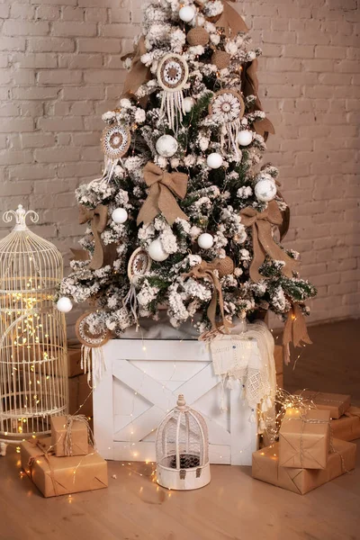 Weihnachtsbaum Mit Spielzeug Kugeln Und Lichtergirlanden Geschmückt Schön Geschmückter Weihnachtsbaum — Stockfoto