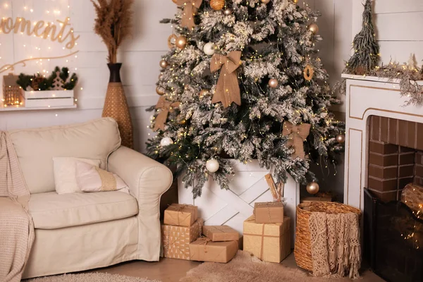 크리스마스 트리와 벽난로로 장식된 거실의 빛나는 Xmas Tree 스칸디나비아 공간이다 — 스톡 사진
