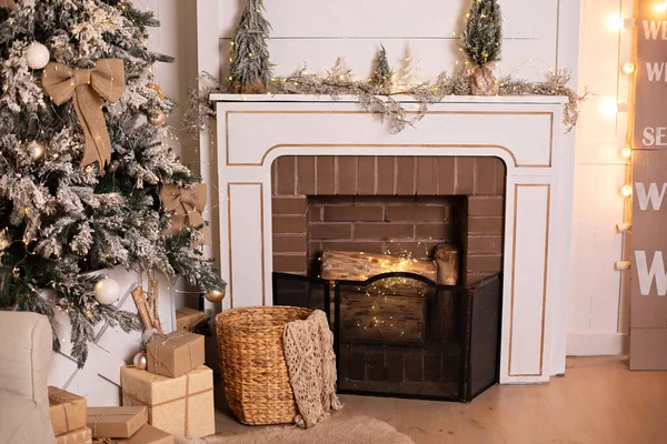 Neujahr Gemütliche Einrichtung Des Wohnzimmers Mit Geschmücktem Weihnachtsbaum Und Kamin — Stockfoto