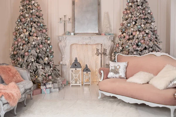 圣诞房间在家里 客厅内饰时尚 有圣诞树和发光的花环 舒适的圣诞装饰房间 用礼物 壁炉和沙发装饰圣诞树 — 图库照片