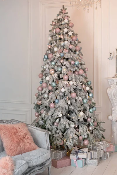 圣诞树上装饰着玩具 球和客厅里闪闪发光的花环 圣诞装饰的概念 舒适的圣诞节回家 装饰精美的圣诞树和礼物 — 图库照片