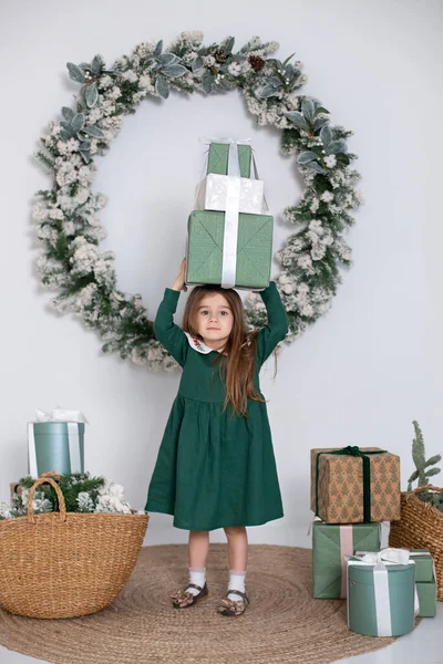 Sorridente Bambina Abito Sta Con Regalo Mano Salotto Decorato Natale — Foto Stock