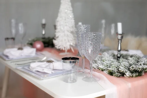 Hermosa Cena Navidad Ajuste Mesa Festivo Con Mantel Entre Decoraciones — Foto de Stock