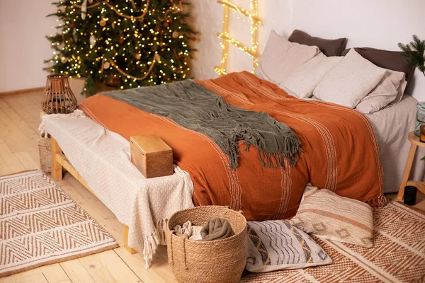 Modern Rusztikus Szoba Dekoráció Évre Díszített Karácsonyfa Kényelmes Ágy Váza — Stock Fotó