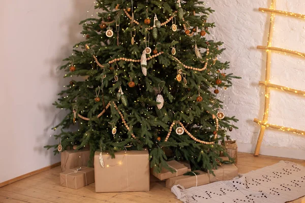 Gemütliches Skandinavisches Dekor Weihnachtszimmer Geschenke Aus Bastelpapier Auf Dem Fußboden — Stockfoto