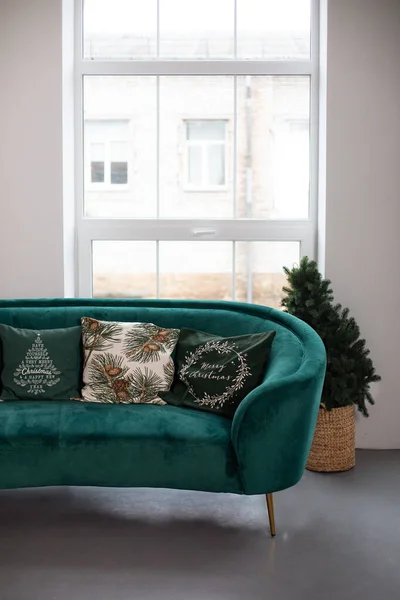 Elegante Salón Interior Con Árbol Navidad Cómodo Sofá Verde Cerca —  Fotos de Stock