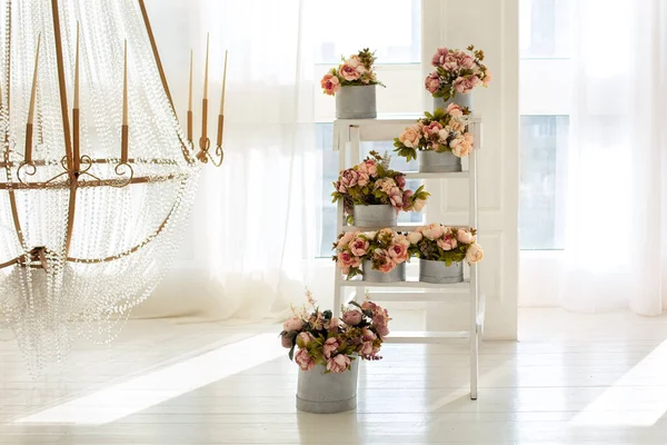 Interior White Living Room Bouquets Flowers Boxes Ladder Wedding Decor — Stock Photo, Image