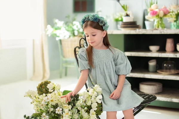 Ragazzina Con Abito Sedersi Sedia Annaffiatoio Con Fiori Cucina Concetto — Foto Stock