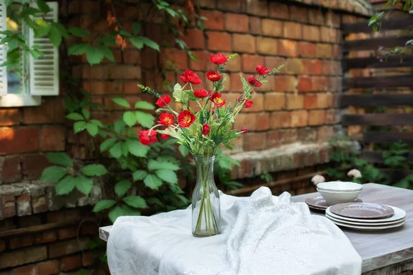 꽃병에 나무로 탁자와 파티나 식사용 의정원에서 점심을 수있는 식탁이다 테라스에 — 스톡 사진