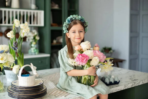 Bambina Felice Abito Con Capelli Lunghi Che Tengono Fiori Bouquet — Foto Stock