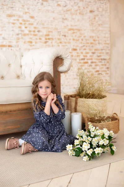 Smiling Little Curly Hair Girl Bouquet Jasmine Flowers Sits Sofa — Stock Photo, Image