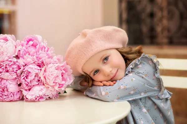 Niña Feliz Con Pelo Rizado Vestido Una Boina Sienta Una —  Fotos de Stock