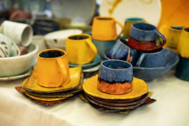 Çeşitli tabaklar, kaseler, bardaklar ve tabaklar. Ekoseramik el yapımı yemekler wabi sabi usulü. Clay el yapımı tabaklar ve seramik bardaklar. El yapımı cam sofra takımı koleksiyonu. Ekoloji kavramı