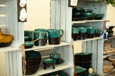 Çeşitli tabaklar, kaseler, bardaklar ve tabaklar. Ekoseramik el yapımı yemekler wabi sabi usulü. Clay el yapımı tabaklar ve seramik bardaklar. El yapımı cam sofra takımı koleksiyonu. Ekoloji kavramı