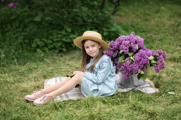 Bella Bambina Abito Con Bouquet Lilla Giardino Fioritura Primavera Carino — Foto Stock