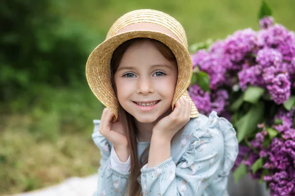 Uśmiechnięta Dziewczyna Słomkowym Kapeluszu Kwiatami Lilii Patrząca Kamerę Close Portret — Zdjęcie stockowe