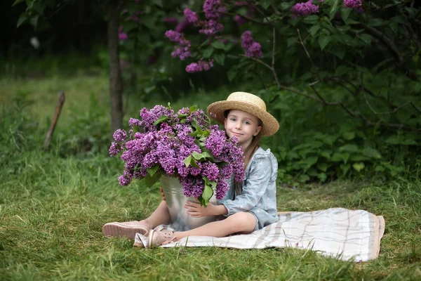 Beautiful Little Girl Dress Lilac Bouquet Garden Spring Blossom Cute — стоковое фото