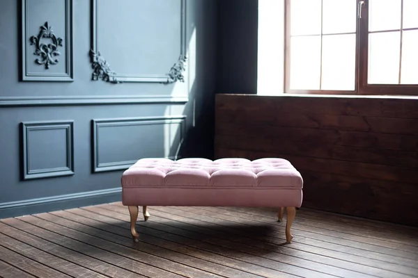 Habitación Moderna Interior Minimalista Con Sofá Rosa Cerca Pared Negra —  Fotos de Stock