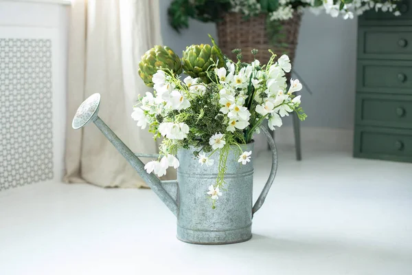 Vintage Rustic Garden Tool Home Summer Bouquet Flowers Watering Can — 스톡 사진