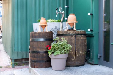 Restoranda bira şişeleme. Bar tezgahı ve sokak kafesindeki biraya vurmak için musluklar. Teras pab 'da açık bar tezgahının altında kullanılan ahşap şarap fıçısı. Mobilya olarak kullanılan eski bir fıçı. Dekor kafe.