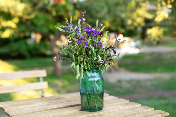 Nyári Virágcsokor Kerámia Vázában Asztalon Teraszon Friss Mezei Virágok Vázában — Stock Fotó