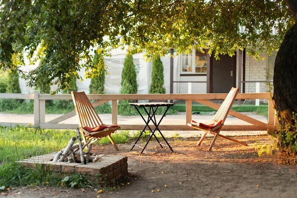 Stühle Und Tisch Sommergarten Mit Steinkamin Freien Gartenmöbel Aus Holz — Stockfoto