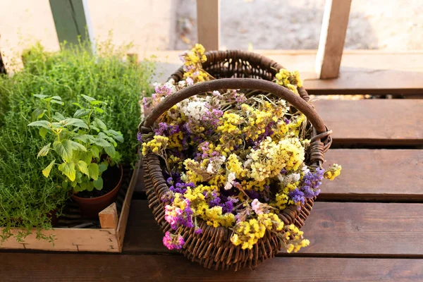 Sommer Wildblumen Weidenkorb Auf Holzboden Gemischte Grüne Frische Aromatische Kräuter — Stockfoto
