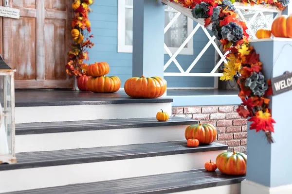 Different Colored Pumpkins Front Door Wooden Steps Porch Yard Decorated — Foto de Stock