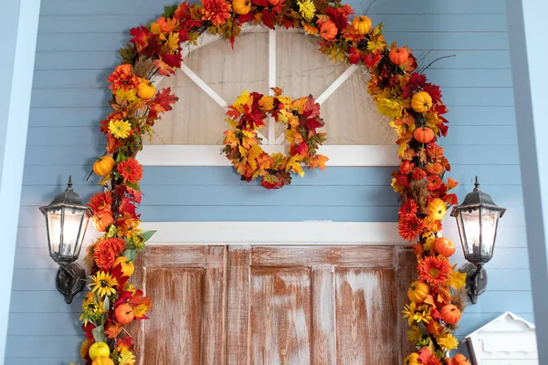 Είσοδος Της Πόρτας Του Σπιτιού Διακοσμημένη Φθινοπωρινά Φύλλα Για Διακοπές — Φωτογραφία Αρχείου