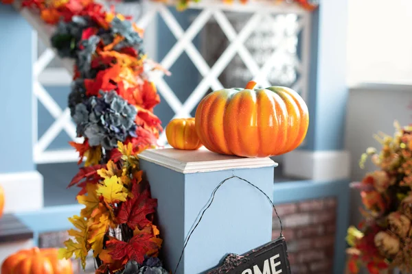 Casa Residencial Decorada Para Vacaciones Halloween Calabazas Diferentes Colores Puerta — Foto de Stock