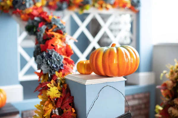 Casa Residencial Decorada Para Vacaciones Halloween Calabazas Diferentes Colores Puerta — Foto de Stock