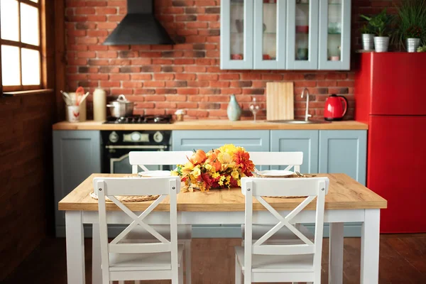 Cozy Cuisine Decorated Fall Decor Table Setting Flowers Pumpkins Interior — Foto de Stock