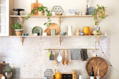 Seramik tabaklar, tabaklar, çatal bıçaklar ve ahşap raflardaki rahat dekorlar. Mutfak ahşap raflar, çeşitli seramik kavanozlar ve tencereler. Mutfakta rafları açın. Skandi mutfağının iç dekorasyonu çok şık..