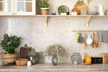 Skandi mutfağının iç dekorunu beğendim. Seramik tabaklar, tabaklar, çatal bıçaklar ve ahşap raflardaki rahat dekorlar. Mutfak ahşap raflar, çeşitli seramik kavanozlar ve tencereler. Mutfakta rafları açın.. 