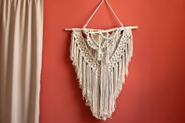 Boho tarzı duvar paneli, ev dekorasyonu ve düğün dekorasyonu için makrome tekniğini kullanan pamuktan yapılmış. Rahat ev dekorasyonu konsepti. Beyaz Macrame oturma odasında boho iç tasarımı ile