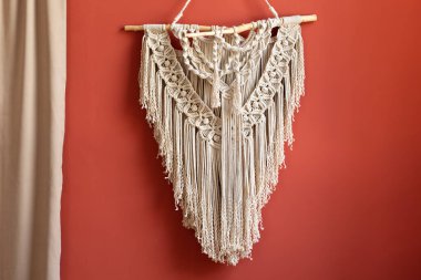 Beyaz Macrame, Boho ile oturma odasında. Boho tarzı duvar paneli, ev dekorasyonu ve düğün dekorasyonu için makrome tekniğini kullanan pamuktan yapılmış. Konforlu Ev dekorasyonu kavramı. 