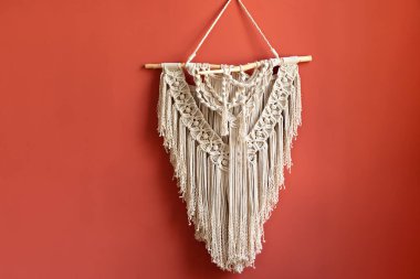 Boho tarzı duvar paneli, ev dekorasyonu ve düğün dekorasyonu için makrome tekniğini kullanan pamuktan yapılmış. Rahat ev dekorasyonu konsepti. Beyaz Macrame oturma odasında boho iç tasarımı ile