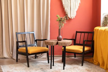 Ev dekorasyonlu zarif bir iç mekan. Tahta kesilmiş testereli masa. Çatı katı mobilyası. Modern oturma odasının iç dekorasyonu şık koltuklar ve ahşap sehpa ile. Şablon. 