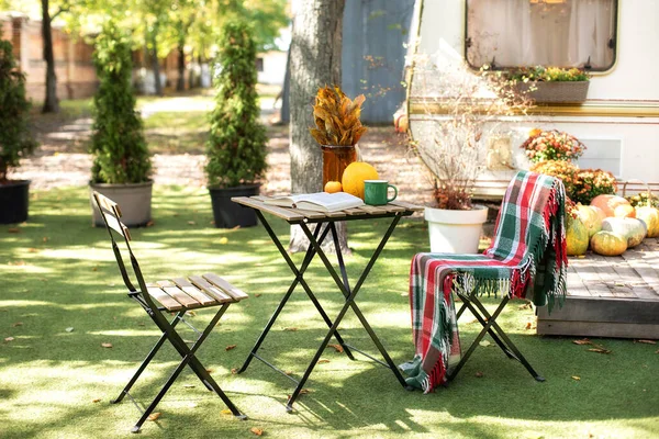 Interior Acogedor Camping Con Flores Calabazas Porche Casa Madera Con — Foto de Stock