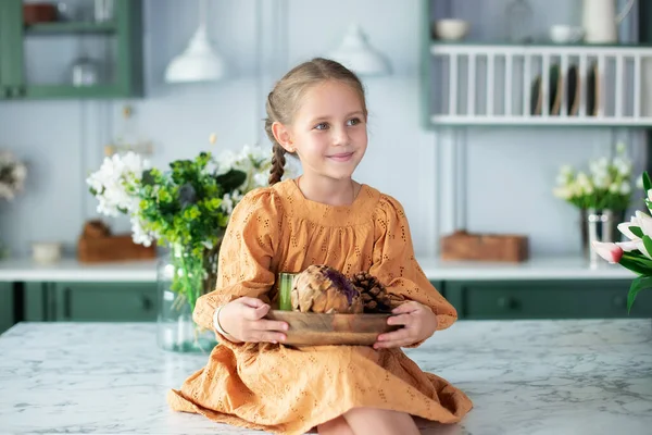 Menina Com Tranças Segurar Placa Madeira Com Decoração Pequena Menina — Fotografia de Stock