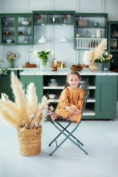 Bambina Siede Cucina Ritratto Primo Piano Allegro Sorridente Giovane Ragazza — Foto Stock