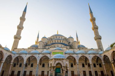 Güneş doğarken Mavi Cami, İstanbul - Türkiye. İstanbul 'daki en büyük cami..