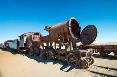 Bolivya çölündeki paslı eski buhar treni - Uyuni 'deki tren mezarlığı