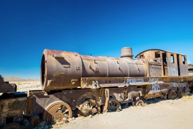Bolivya çölündeki paslı eski buhar treni - Uyuni 'deki tren mezarlığı