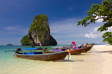 Phra Nang sahilinde uzun kuyruklu tekneler, Railay, Krabi, Tayland